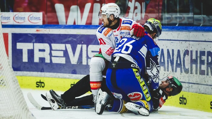 Jesper Jensen Aabo (li.) und der KAC verloren die Partie in Villach in der Endphase.