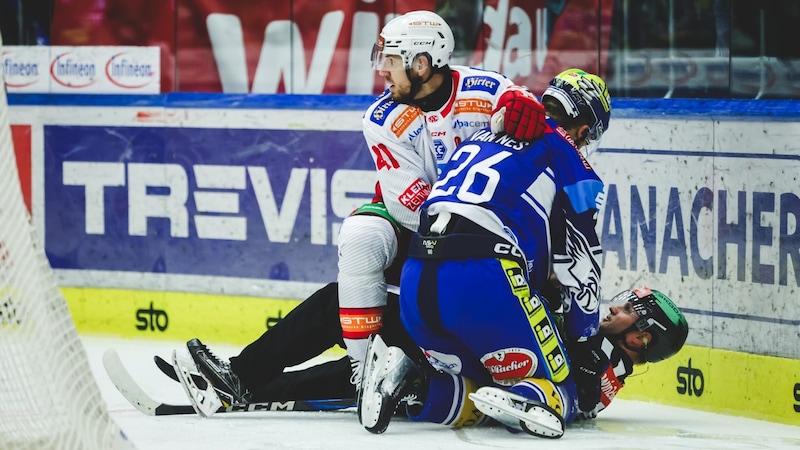 Jesper Jensen Aabo (li.) und der KAC verloren die Partie in Villach in der Endphase. (Bild: GEPA pictures)