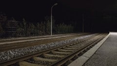 Am Bahnhof in Gramatneusiedl traf der Mann laut StA auf sein Opfer. (Bild: stock.adobe.com/Kalinka Kalinka - stock.adobe.com)