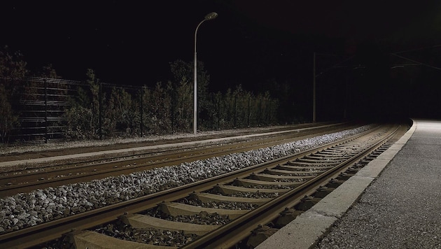 Am Bahnhof in Gramatneusiedl traf der Mann laut StA auf sein Opfer. (Bild: stock.adobe.com/Kalinka Kalinka - stock.adobe.com)