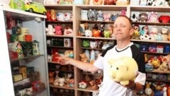 Wenn Christian Szauer auf einem Flohmarkt Schwein hat, kann er seine Sammlung an Sparkassen-Raritäten erweitern. (Bild: Judt Reinhard)