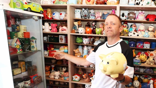 Wenn Christian Szauer auf einem Flohmarkt Schwein hat, kann er seine Sammlung an Sparkassen-Raritäten erweitern. (Bild: Judt Reinhard)