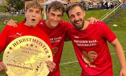 Maximilian und Emanuel Burtscher sowie Joachim Bickel feierten mit dem Herbstmeisterteller.