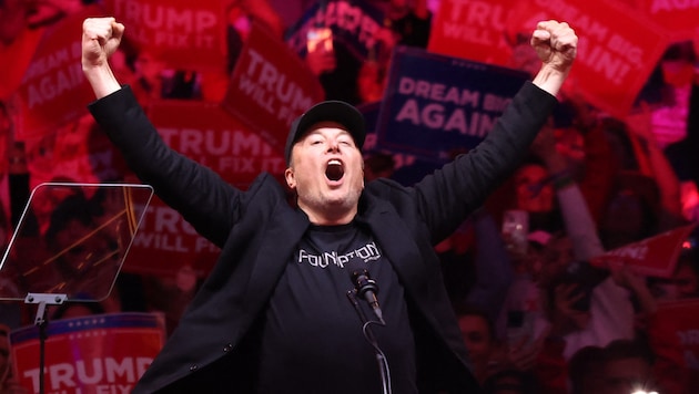 Musk beim Wahlkampfabschluss der Republikaner in New York City (Bild: AFP/Michael M. Santiago/Getty Images)