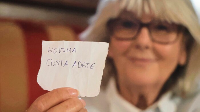 Gerda Seiler mit Schmierzettel für ein Hotel, den sie am Flughafen unwillig hingeschmissen ...