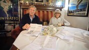 Das Innsbrucker Gastronomen-Ehepaar Heinz und Gerda Seiler präsentiert einen Teil des ...