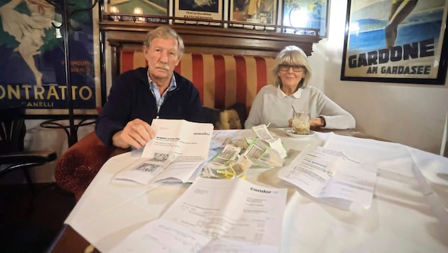 The Innsbruck restaurateur couple Heinz and Gerda Seiler present some of the correspondence they had with Condor GmbH for their Tenerife vacation. (Bild: Birbaumer Christof)