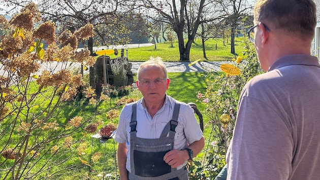 Franz T. (74) - here in conversation with "Krone" editor Markus Schütz - was a long-time neighbor of amok hunter Roland Drexler. (Bild: Einöder Horst/Flashpictures)