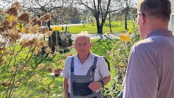 Franz T. (74) – hier im Gespräch mit „Krone“- Redakteur Markus Schütz – war lange Nachbar von Amok-Jäger Roland Drexler. (Bild: Einöder Horst/Flashpictures)