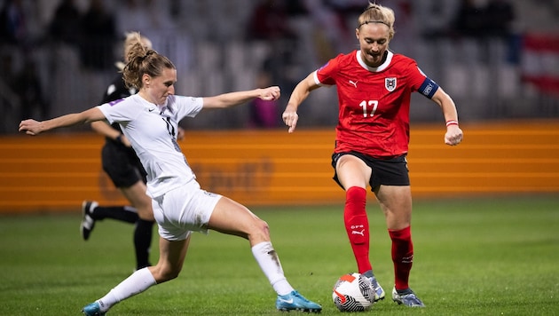 Record woman Sarah Puntigam (right) during the 3:0 victory in the first leg in Slovenia. (Bild: ÖFB/Paul Gruber)