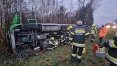 Der Lkw kam seitlich von der A 9 ab (Bild: FF Selzthal)