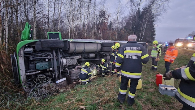 The truck came off the side of the A 9 (Bild: FF Selzthal)