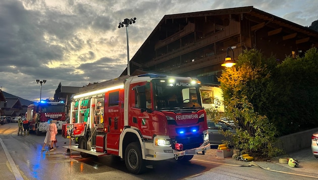 The fire broke out in the hotel in Alpbach at around 4.30 pm. (Bild: zoom.tirol, Krone KREATIV)