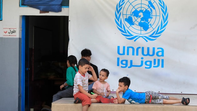 UNRWA runs schools, shelters and coordinates humanitarian aid. (Bild: AP ( via APA) Austria Presse Agentur/Mohammed Zaatari)