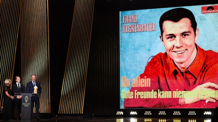In Paris wurde der verstorbenen Fußball-Legende Franz Beckenbauer gedacht.