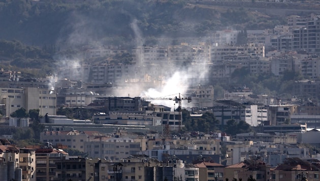 Israel flies heavy air strikes on Lebanon, including on the capital Beirut. (Bild: AFP)