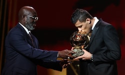 George Weah übergibt den Preis an Rodri.