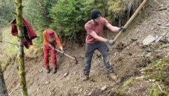 Fleißige Hände des Alpenvereins sorgen dafür, dass der Trail zwischen Gmünd und Seeboden wieder begehbar ist. (Bild: zvg)