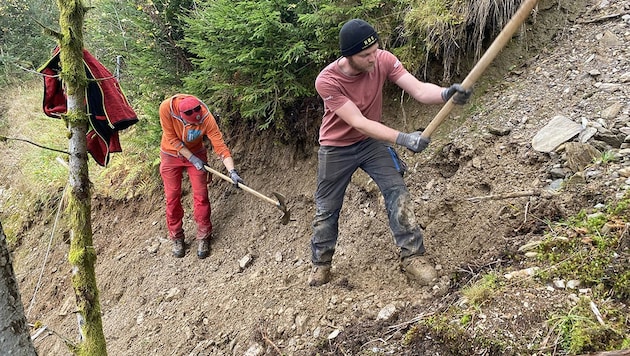 Hard-working hands from the Alpine Club are making sure that the trail between Gmünd and Seeboden is accessible again. (Bild: zvg)