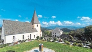 Das ist das Sternenkinder-Marterl bei der Pfarrkirche Tiffen, das den ganzen Tag erleuchtet ist. Es soll eine spirituelle Andachtsstätte sein. (Bild: zvg)