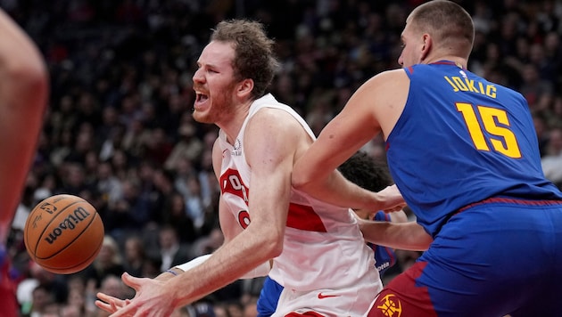 Jakob Pöltl (left) in a duel with Nikola Jokic. (Bild: ASSOCIATED PRESS)