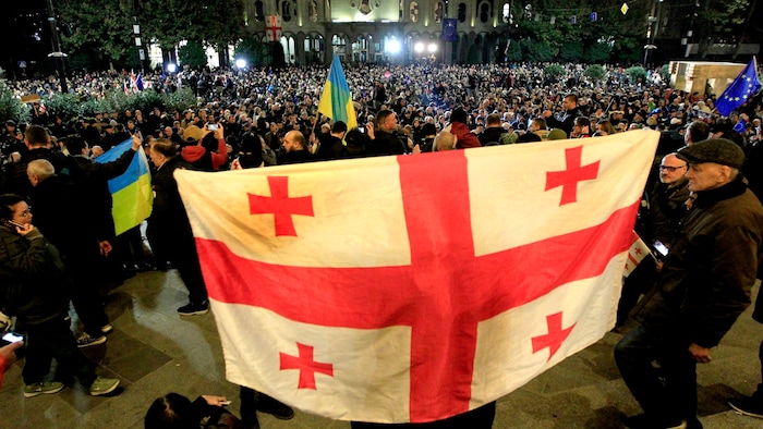 In Tiflis demonstrierten am Montagabend Tausende gegen das offizielle Wahlergebnis.
