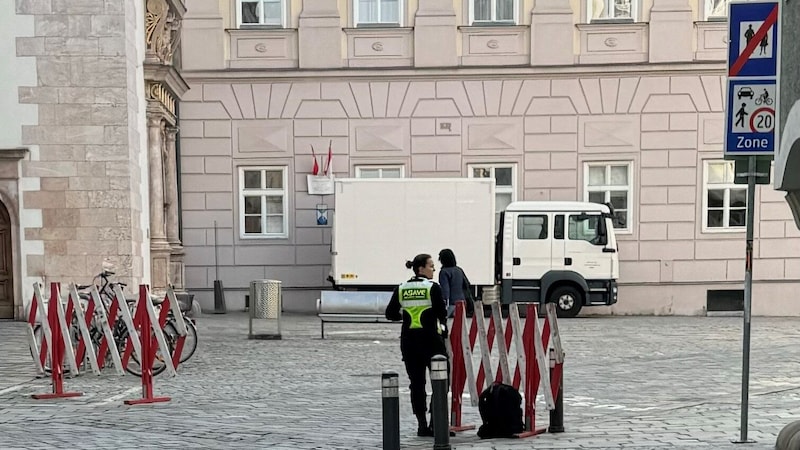 A security service will be "guarding" the new pedestrian zone for the next two weeks (Bild: MaRu)