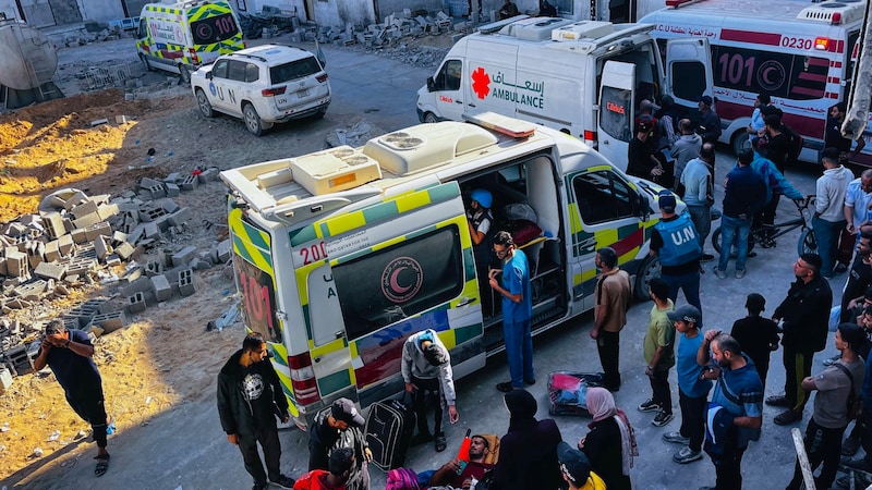 Patienten wurden bereits am Montag aus dem Kamal Adwan Krankenhaus in  Beit Lahiya evakuiert. Angesichts der vielen neuen Verletzten ist man in der Klink überfordert.  (Bild: APA/AFP)