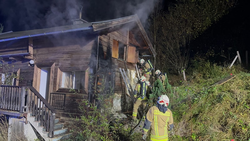 Bei diesem Ferienhäuschen brach am späten Montagabend ein Brand aus. Die Feuerwehr konnte Schlimmeres verhindern. (Bild: ZOOM Tirol/Krone KREATIV)