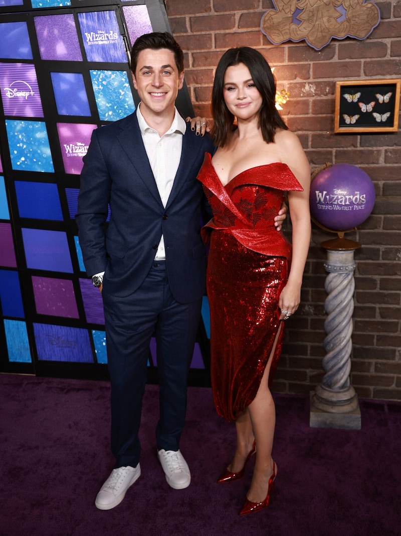 Gomez's series brother David Henrie will also be seen in the remake of the Disney hit. (Bild: APA/Getty Images via AFP/GETTY IMAGES/Matt Winkelmeyer)