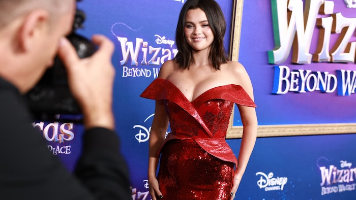 Gomez‘ Kleid formte eine tolle Sanduhrfigur.
