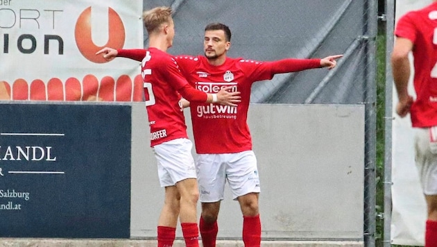 He once played for Hallein, among others, and now scores for HSV Wals: Elvis Ozegovic (right). (Bild: Tröster Andreas/Kronen Zeitung)