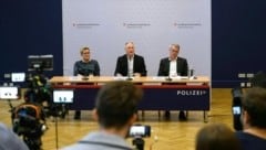 The police and public prosecutor's office at the press conference in Upper Austria (Bild: APA/TEAM FOTOKERSCHI/KERSCHBAUMMAYR)