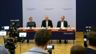 Die Polizei und Staatsanwaltschaft bei der Pressekonferenz in Linz (Bild: APA/TEAM FOTOKERSCHI/KERSCHBAUMMAYR)