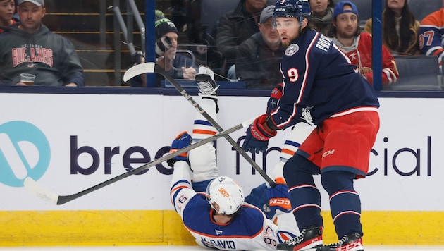 Superstar Connor McDavid (left) was hit hard and injured. (Bild: Copyright 2024 The Associated Press. All rights reserved)