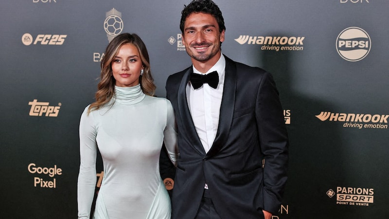 Mats Hummels mit seiner Neuen, Nicola Cavanis (Bild: AFP/APA/FRANCK FIFE)