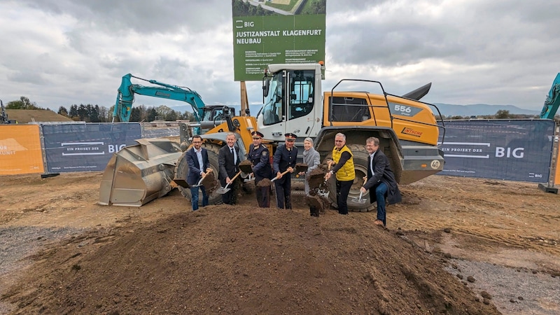 Representatives from politics and the judiciary were present at the ground-breaking ceremony. (Bild: Felix Justich)