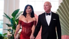 Milliardär Jeff Bezos in Begleitung seiner Partnerin Lauren Sanchez (Bild: AFP/Drew Angerer)