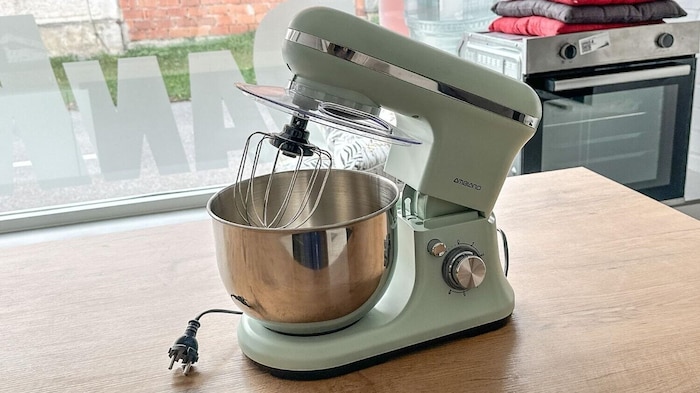 Ausstattungsdetails, wie diese Küchenmaschine, werden nun auch zu Geld gemacht.