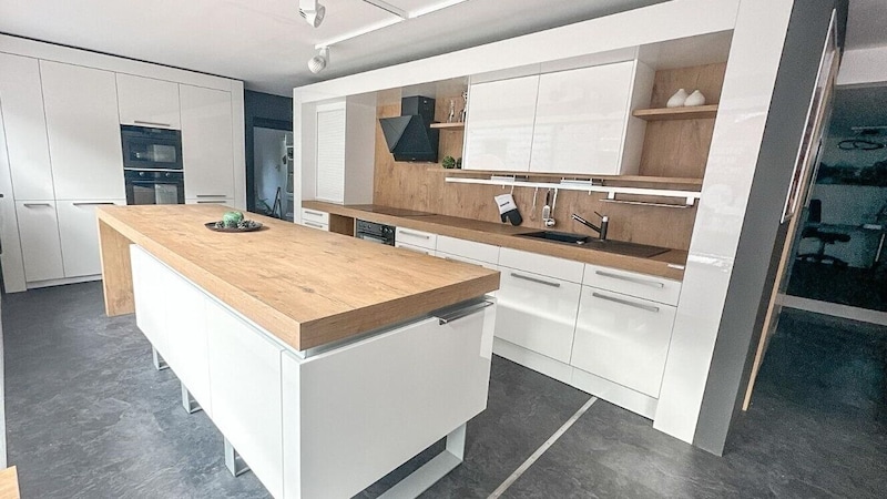 This kitchen from the Aichriedler GmbH site in Waldzell is being auctioned off. (Bild: aurena.at)