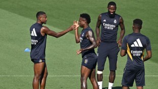 David Alaba (links) und seine Teamkollegen stellen sich klar hinter Vinicius Junior (2. von ...