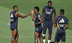 David Alaba (links) und seine Teamkollegen stellen sich klar hinter Vinicius Junior (2. von ...