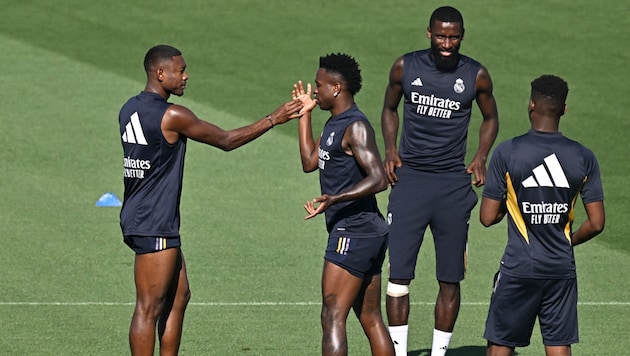 David Alaba (left) and his team-mates are clearly behind Vinicius Junior (2nd from left). (Bild: AFP/APA/JAVIER SORIANO)