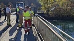 Die Wasserrettung und zwei Feuerwehren stehen seit 12.30 Uhr in Schwarzach im Einsatz. Von dieser Brücke stürzte das Baufahrzeug in die Salzach. (Bild: Österreichische Wasserrettung)