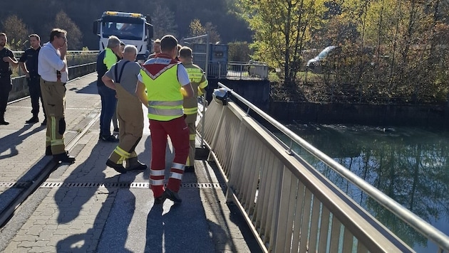 Die Wasserrettung und zwei Feuerwehren stehen seit 12.30 Uhr in Schwarzach im Einsatz. Von dieser Brücke stürzte das Baufahrzeug in die Salzach. (Bild: Österreichische Wasserrettung)