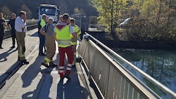 Die Wasserrettung und zwei Feuerwehren stehen seit 12.30 Uhr in Schwarzach im Einsatz. Von dieser Brücke stürzte das Baufahrzeug in die Salzach. (Bild: Österreichische Wasserrettung)