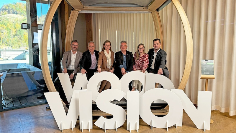 Gerd Holzschlag (Steirische Wirtschaftsförderung), Heinz Mayer (Joanneum Research), Wirtschafts-Landesrätin Barbara Eibinger-Miedl, Weiz-Bürgermeister Ingo Reisinger, Bernadette Karner (Wood Vision) und Martin Karner (Weitzer Group) (Bild: Stadt Weiz)