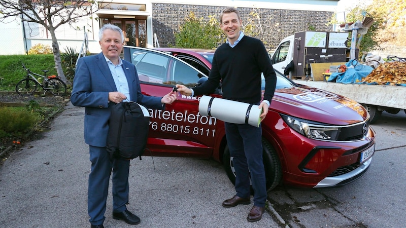 The Caritas cold bus provides homeless people with the essentials. Entrepreneur Philipp Gady handed over the vehicle to Caritas Vice Director Erich Hohl. (Bild: Jauschowetz Christian/Christian Jauschowetz)