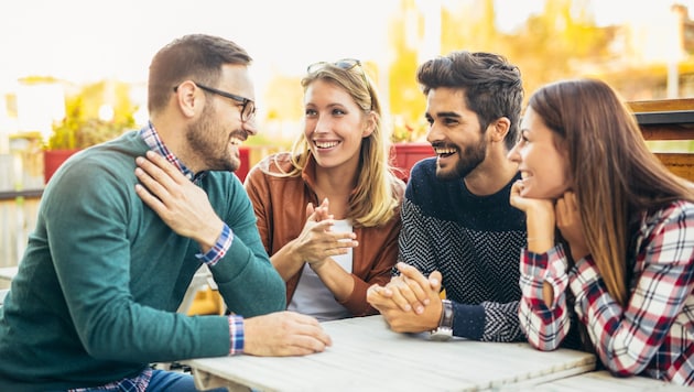 Meeting up with friends or family promotes emotional balance. (Bild: stock.adobe.com/MandicJovan)