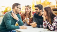 Treffen mit Freunden oder Familie fördern das emotionale Gleichgewicht.